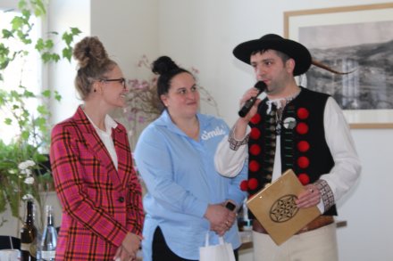 Konkurs na Najlepsze Beskidzkie Krepliki 2022 - członkinie jury i prowadzący Rafał Cieślar